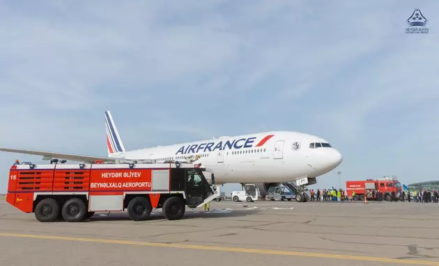 Задымившийся самолет Air France аварийно сел в Баку