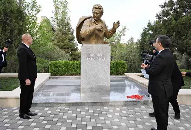 Памятник Чингизу Айтматову появился в Баку